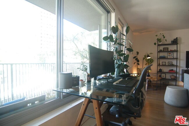 Building Photo - 901 Flower St