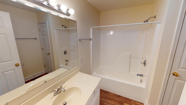 Building Photo - 7100 Country Club Dr