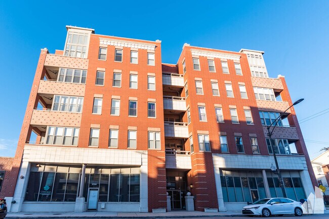 Building Photo - 2700 W Belmont Ave