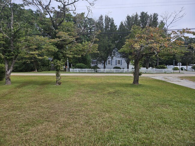 Foto del edificio - 135 Airport Rd