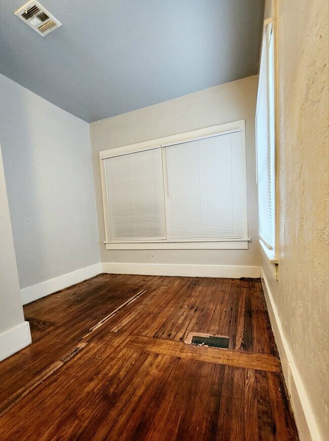 Building Photo - Spacious Four-Bedroom near Plaza District