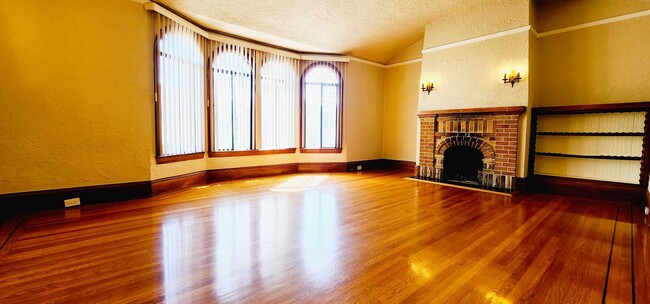 Building Photo - SUPER SPACIOUS, 3 LEVELS, 3 BONUS Rooms-SI...