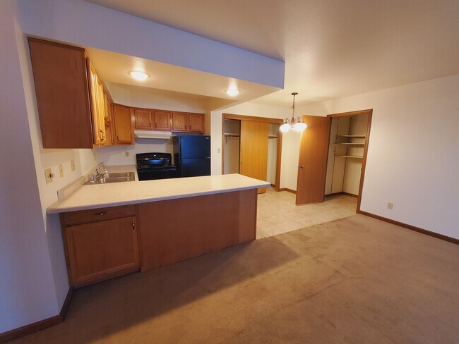 Kitchen & Dining room - 1412 Meadow Ln