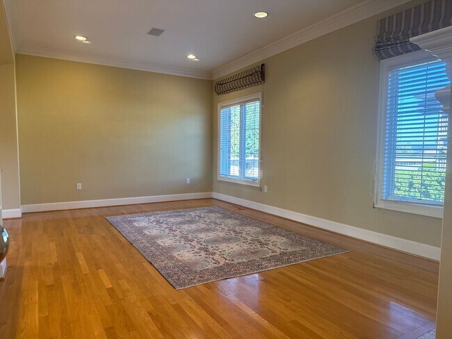 Foto del edificio - Exceptional 3 bed, 3 bath in Houghton Kirk...