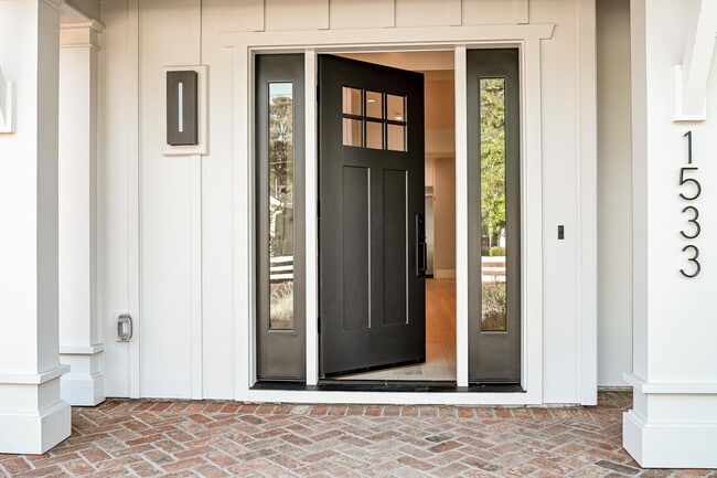 Entry - 1533 Manning Ln