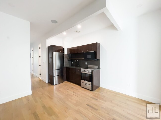 Foto del edificio - GRAHAM AVENUE / Williamsburg / Spacious 3-...