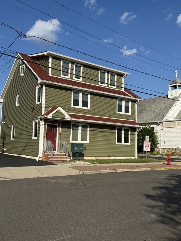 Foto del edificio - 145 Copeland Ave
