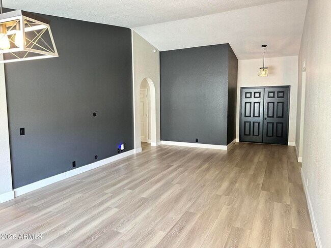 Foto del edificio - 7126 W Columbine Dr