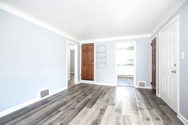 Building Photo - 3 BED 1.5 BATH BEAUTIFUL SINGLE FAMILY HOM...