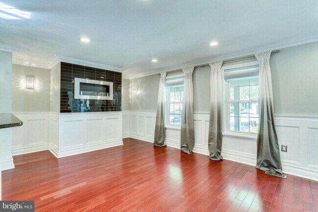 Building Photo - 913 Wrigley Pl