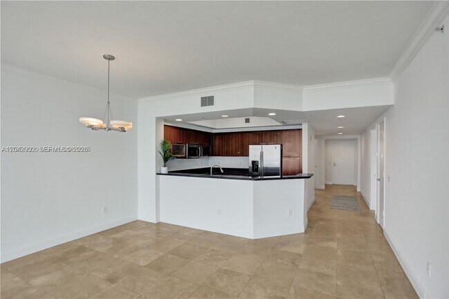 Foto del edificio - 15051 Royal Oaks Ln