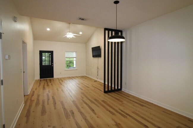 Building Photo - 348 Moss Creek Ln