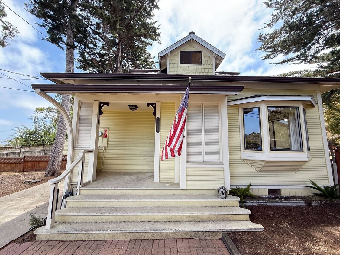 Primary Photo - Fantastic Home in New Monterey Near DLI