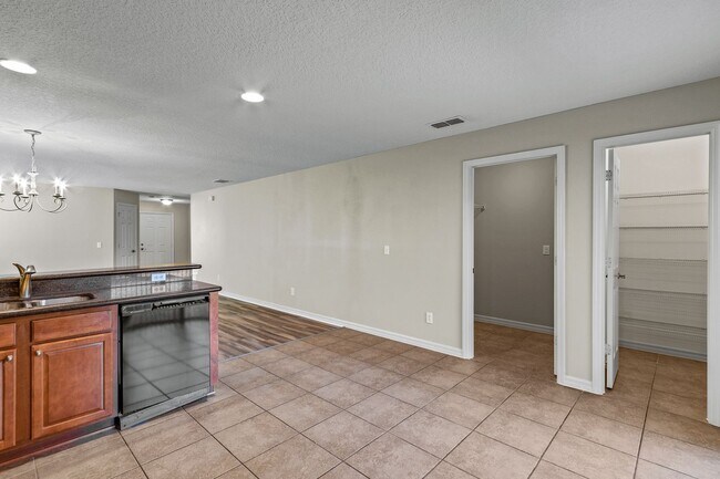 Building Photo - Newly Renovated Martin's Grove Single Stor...