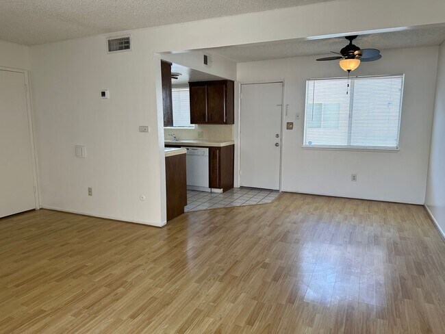 Foto del edificio - Westchester Area Condo W/Garage  AVAILABLE NOW!