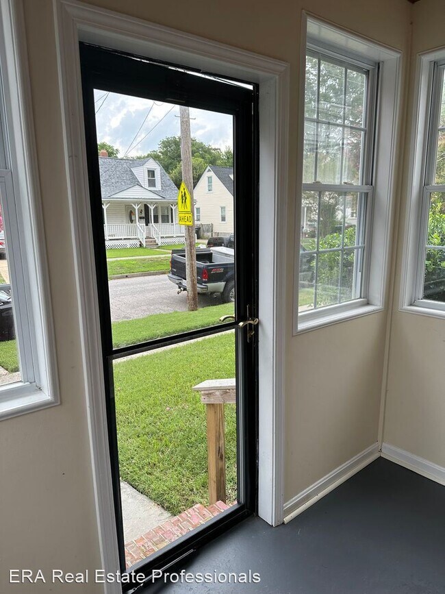 Foto del edificio - 3 br, 1 bath House - 321 E Randall Avenue