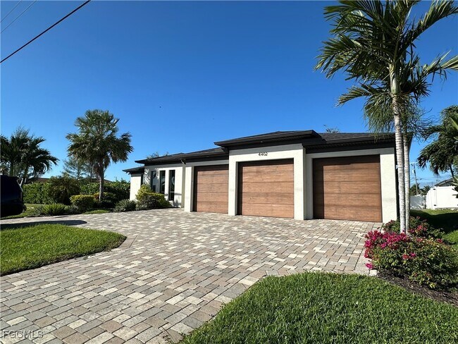 Foto del edificio - 4402 Chiquita Blvd S