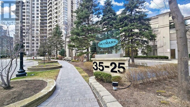 Photo du bâtiment - 25-825 Kingsbridge Garden Cir