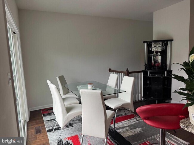 Foto del edificio - 9816 Cedarmass Cir