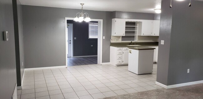 Building Photo - 3 bed, 2 bath 1 car garage