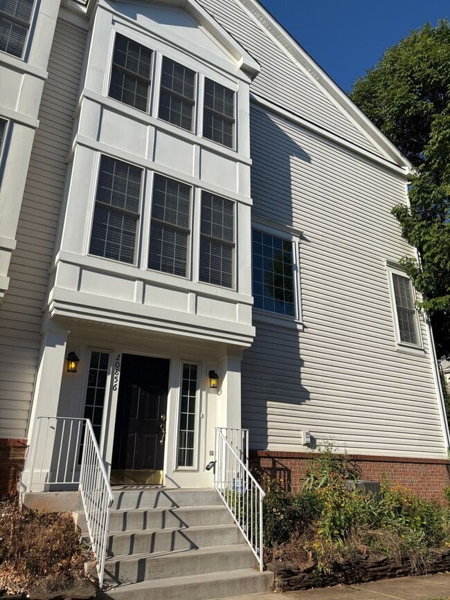 Foto del edificio - Immaculate 3 Bed 2 Full & 2 Half Bath End ...