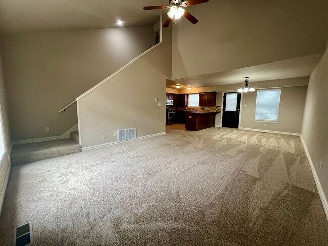 Foto del edificio - Beautiful 4 Bedroom/2.5 Bathroom Duplex Available for Rent!  **First Full Month's Rent FREE**