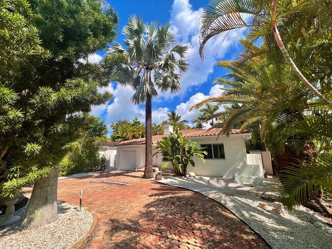 Foto del edificio - 839 NE 73rd St