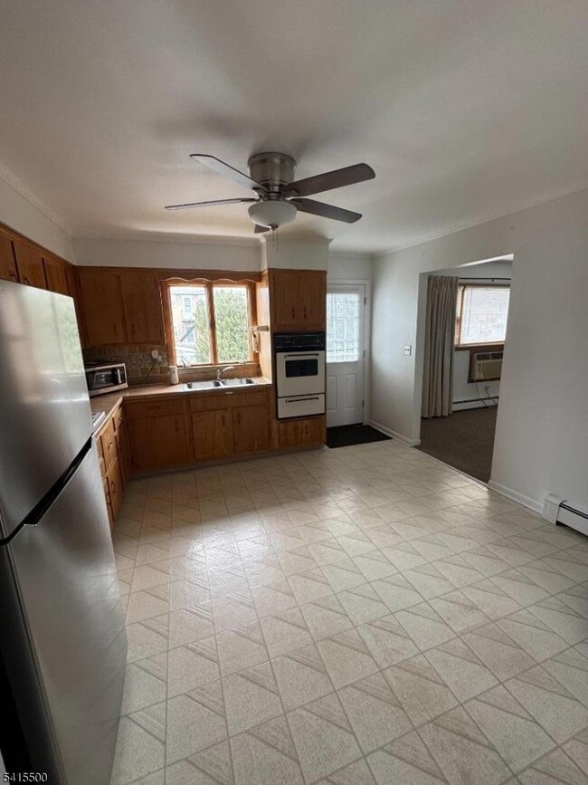 Foto del edificio - 83 Maple Ave