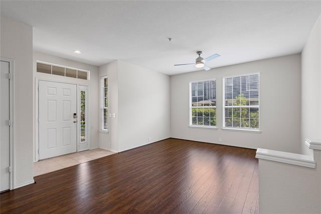 Foto del edificio - 2301 Stoneleigh Pl
