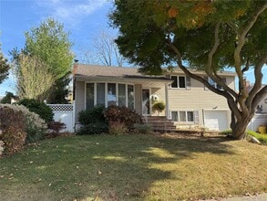 Building Photo - 11 Syosset Cir