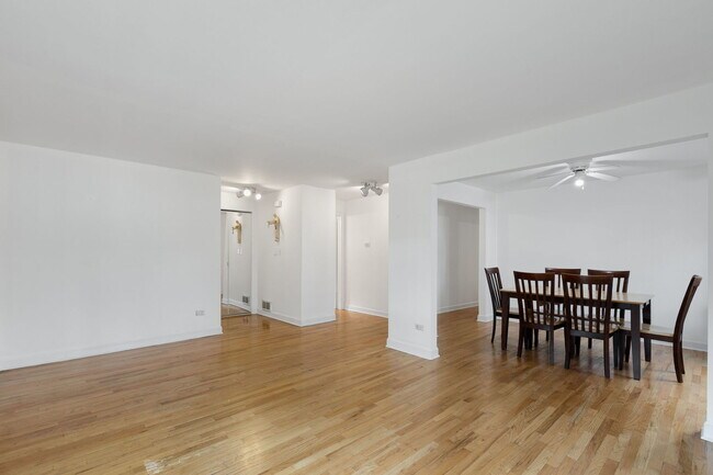 Foto del edificio - 7070 N Ridge Blvd