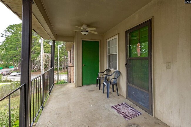 Foto del edificio - MOVE-IN READY WITH LAUNDRY IN UNIT!!