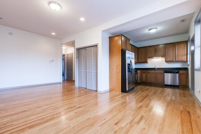 Foto del edificio - Stylish Bronzeville 2BR with Parking, Storage & Modern Finishes