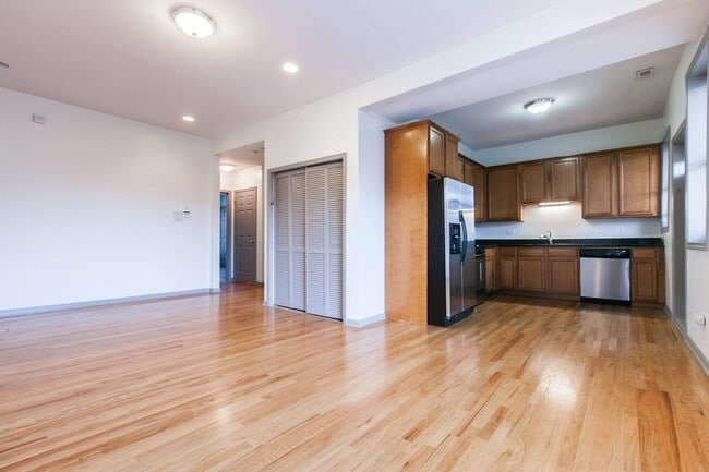 Building Photo - Stylish Bronzeville 2BR with Parking, Storage & Modern Finishes