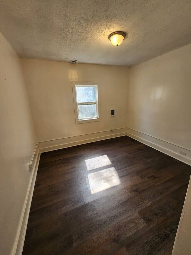 Building Photo - Charming 6-Bedroom Property in Prime Location