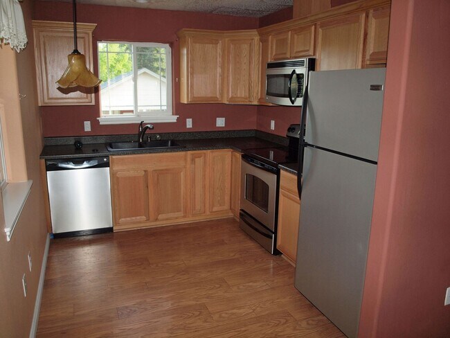 Building Photo - One bedroom apartment with garage