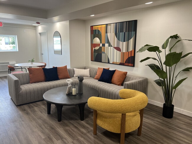 Building Photo - Broad View Apartments