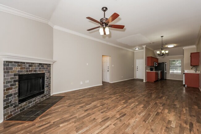 Foto del edificio - 1300 Maple Terrace Dr