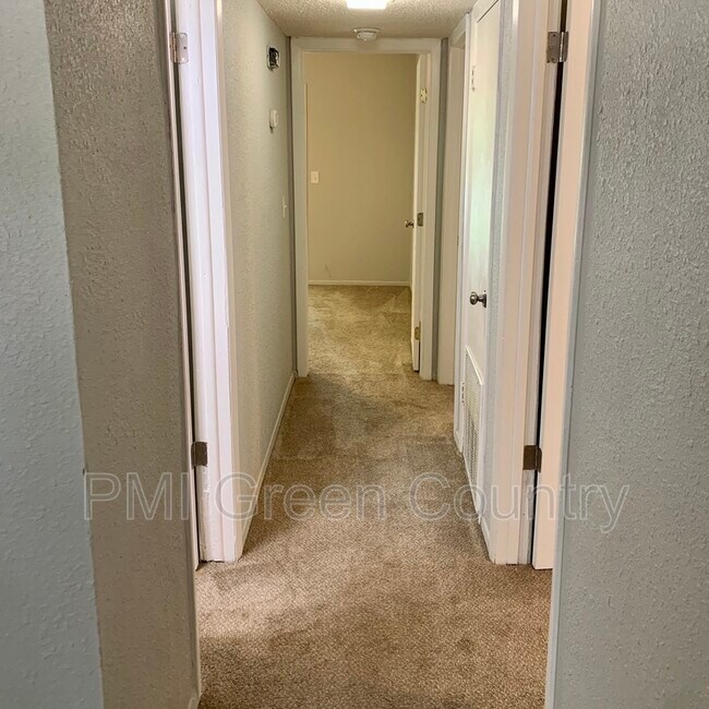 Building Photo - 428 S Elm Ct
