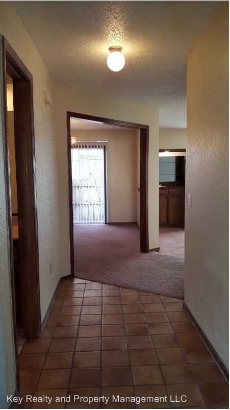 Building Photo - 6700 Crestmont Dr
