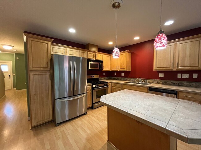 Foto del edificio - 3Bd/2.5Ba Milwaukie Home with Attached Gar...