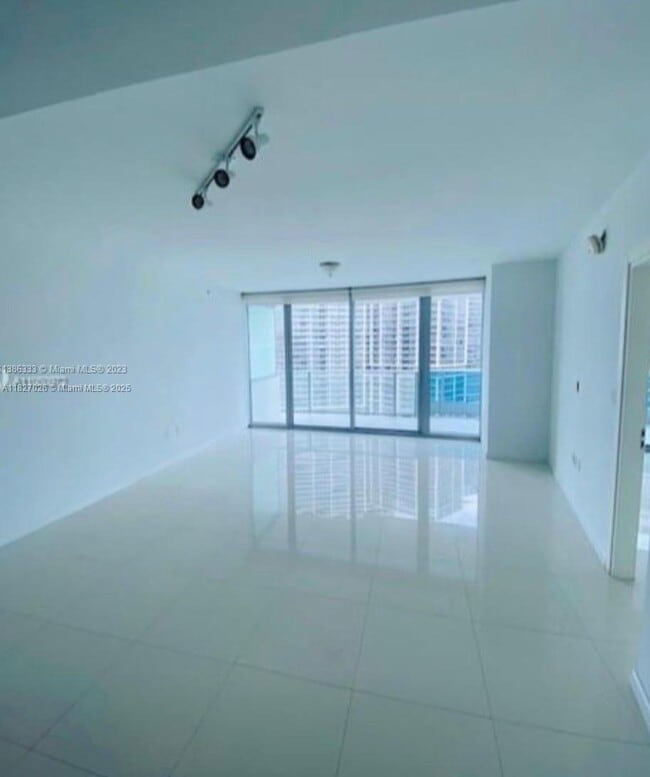 Building Photo - 200 Biscayne Blvd Way