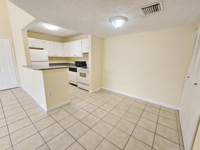 Foto del edificio - 7130 NW 179th St