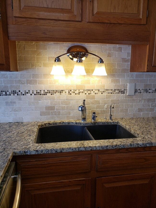 Foto del edificio - 1894 S Foothill Dr