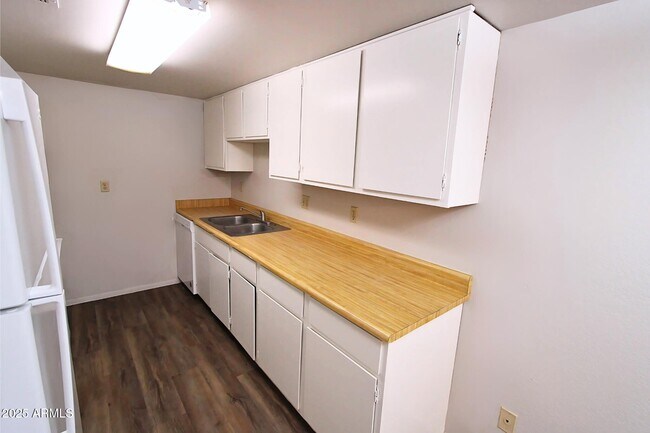 Foto del edificio - 544 W 9th St