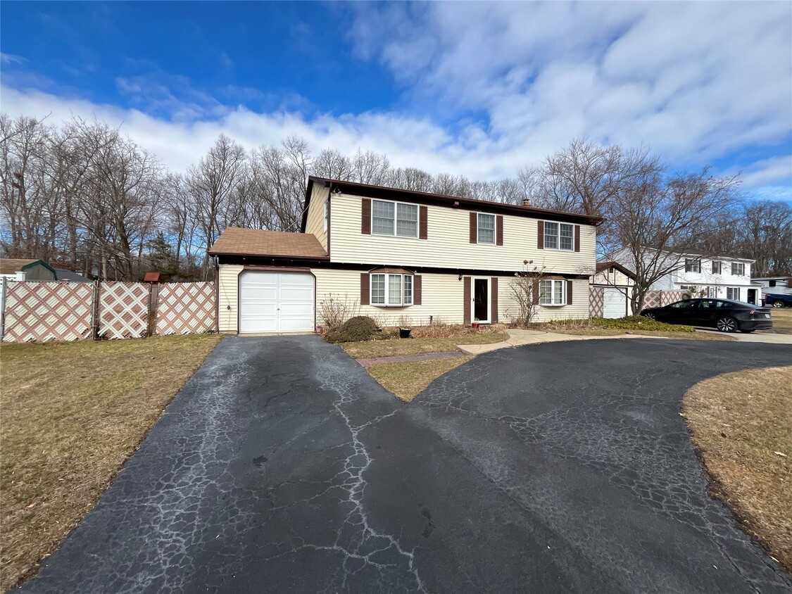 Foto principal - 27 Millbury Ln