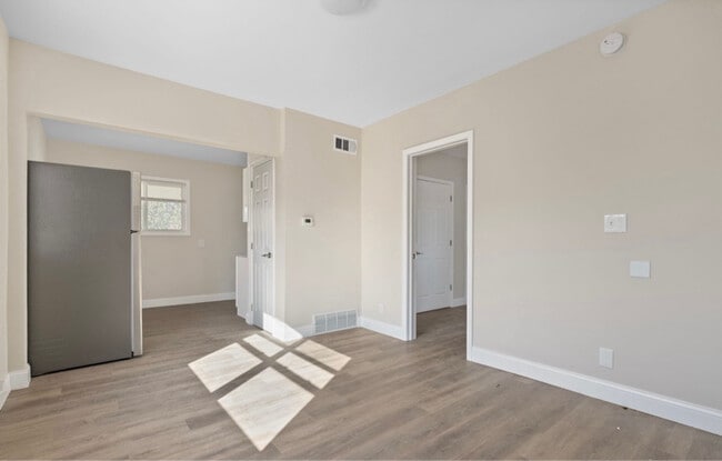 Building Photo - 474 1/2 E Norwich Ave
