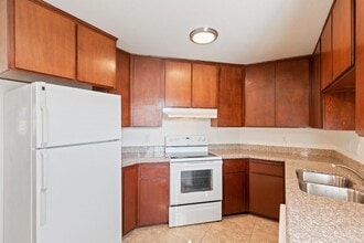 Building Photo - 2330 E Ashlan Ave