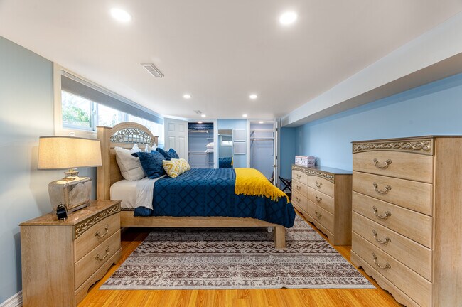 La chambre offre un lit queen luxueux, deux commodes, des placards doubles et un porte-bagages. - 1191 Pharmacy Av