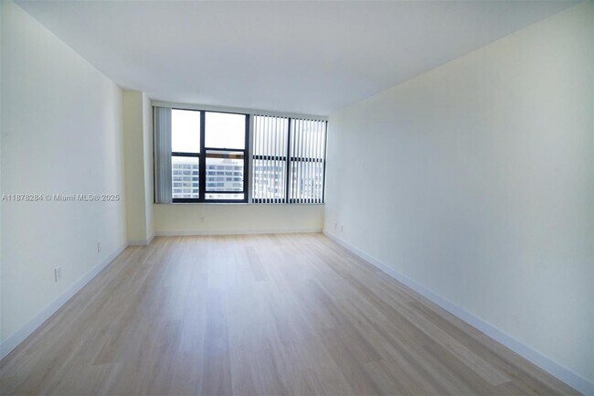 Building Photo - 2500 Parkview Dr